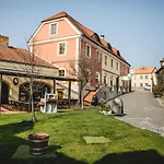 Dvur Hoffmeister 3* Velké Číčovice