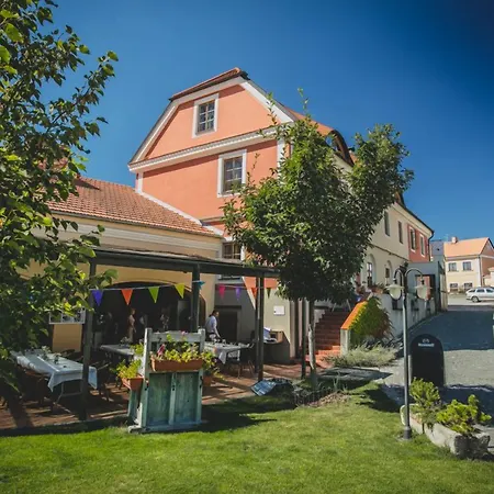 Dvur Hoffmeister Otel