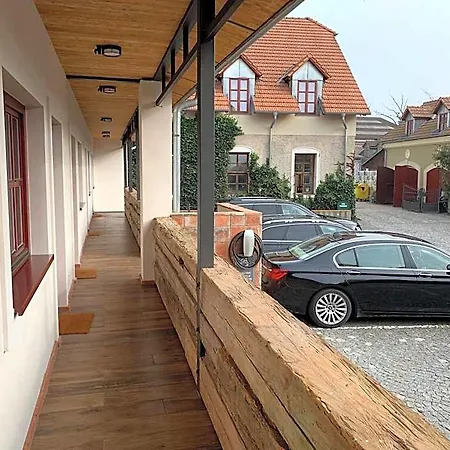 Dvur Hoffmeister Velké Číčovice