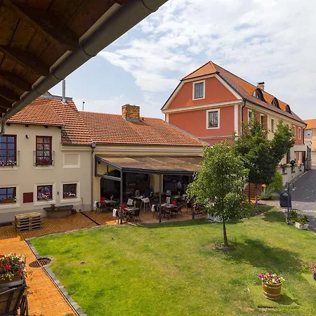 Dvur Hoffmeister 3* Velké Číčovice